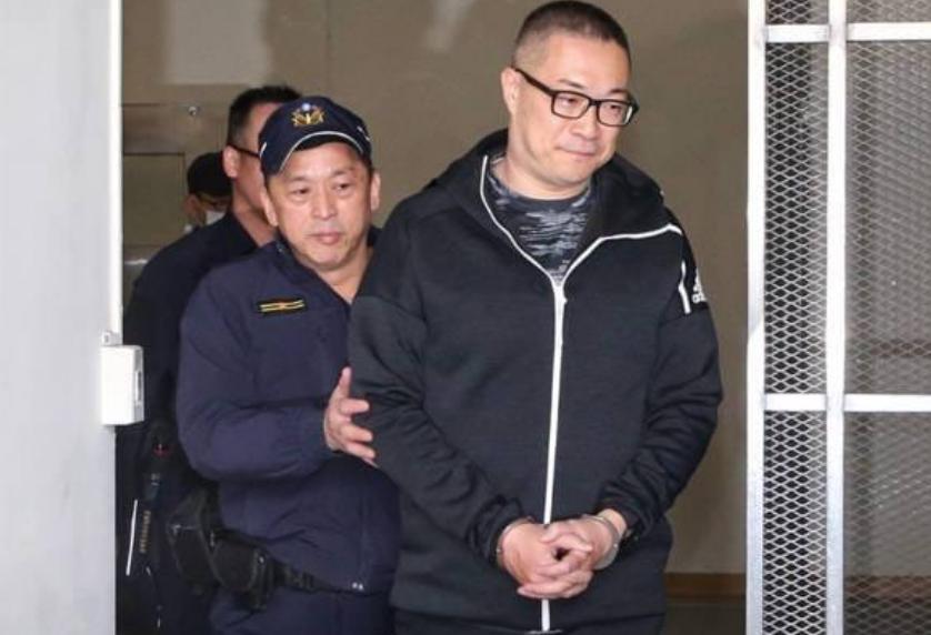 台湾政论名嘴朱学恒今天出狱了，朱学恒因为在2022年强吻了国民党的台北市美女议员