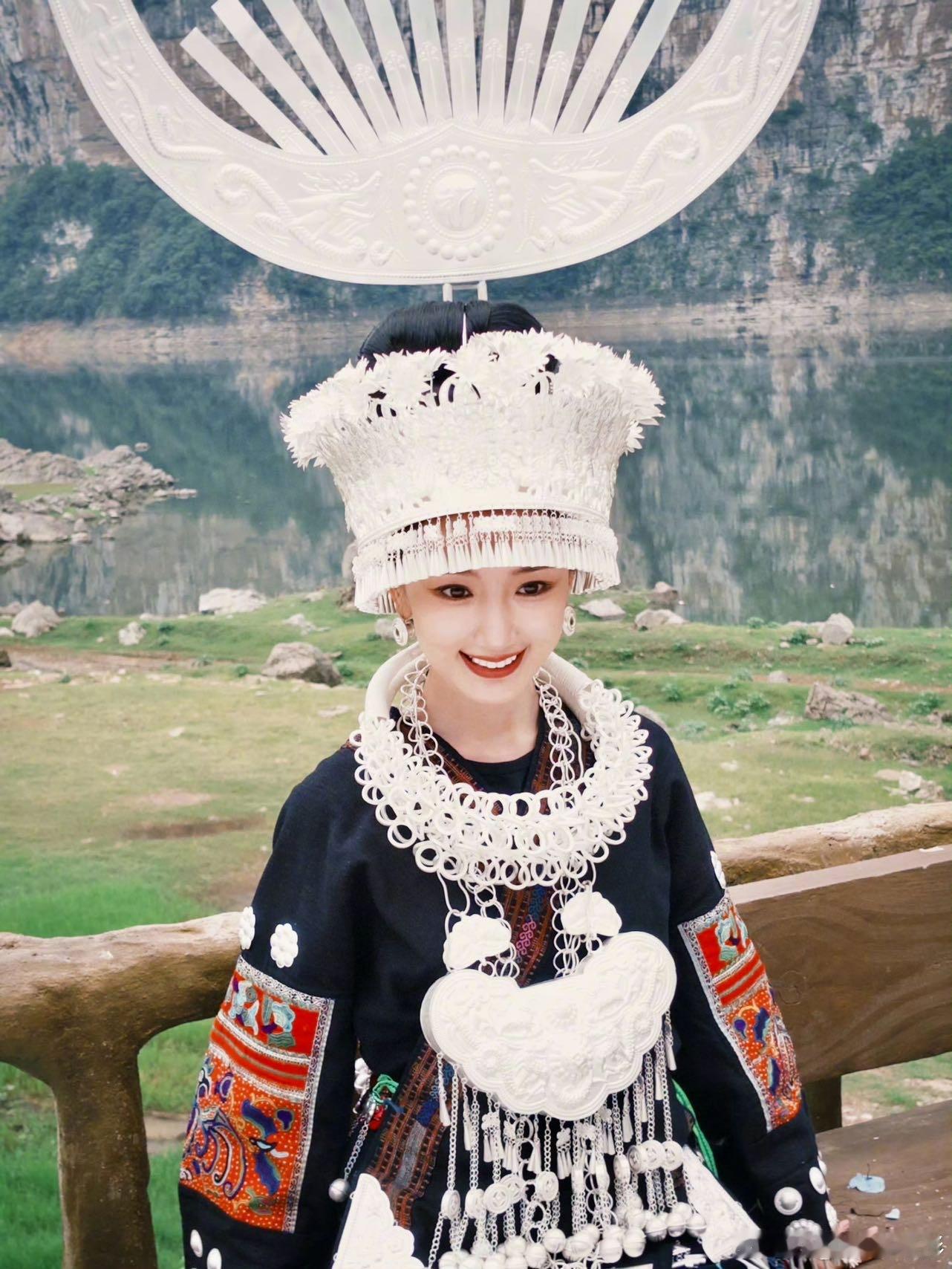 非遗传承剧《乌蒙深处》开播即创收视高峰，毛晓彤用角色助力文化传播，意义与热度双在