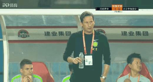 不得不佩服国安俱乐部选主教练的眼光，真的很毒辣！他们的爱好都如出一辙——摔瓶子！