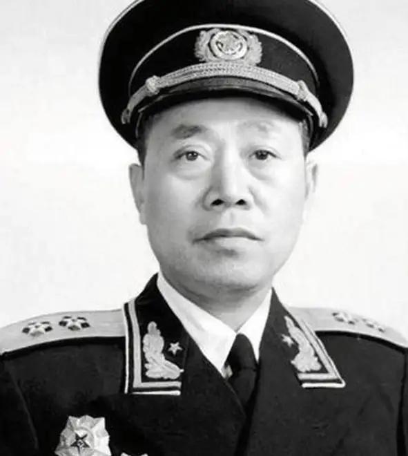 1942年，海匪孙二虎与陶勇洗澡后，突然有人匆忙塞给孙二虎一封信，由于不识字，他