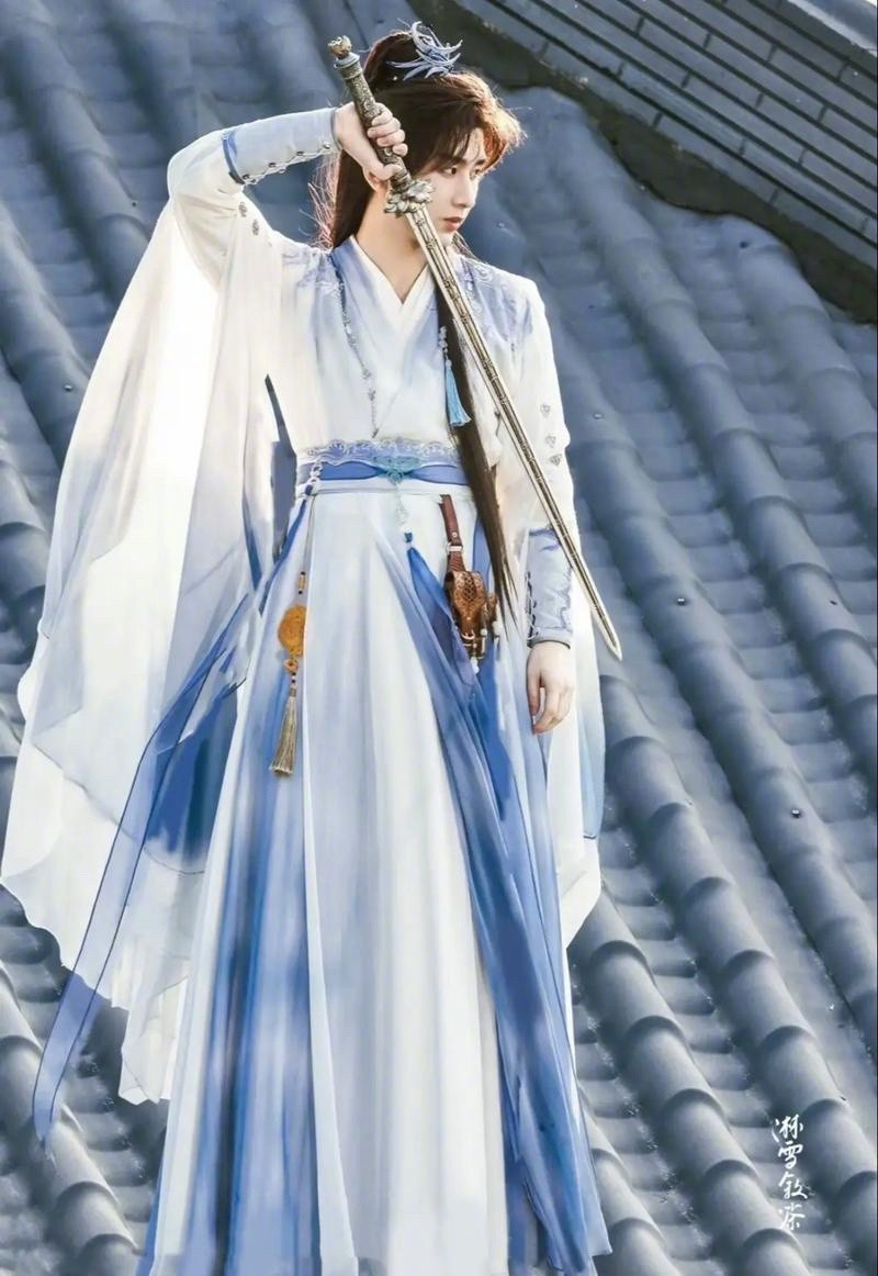 虽然成毅很多作品都不错，很爆款，本人也很受粉丝欢迎，但是该谦虚的时候还是得谦虚低