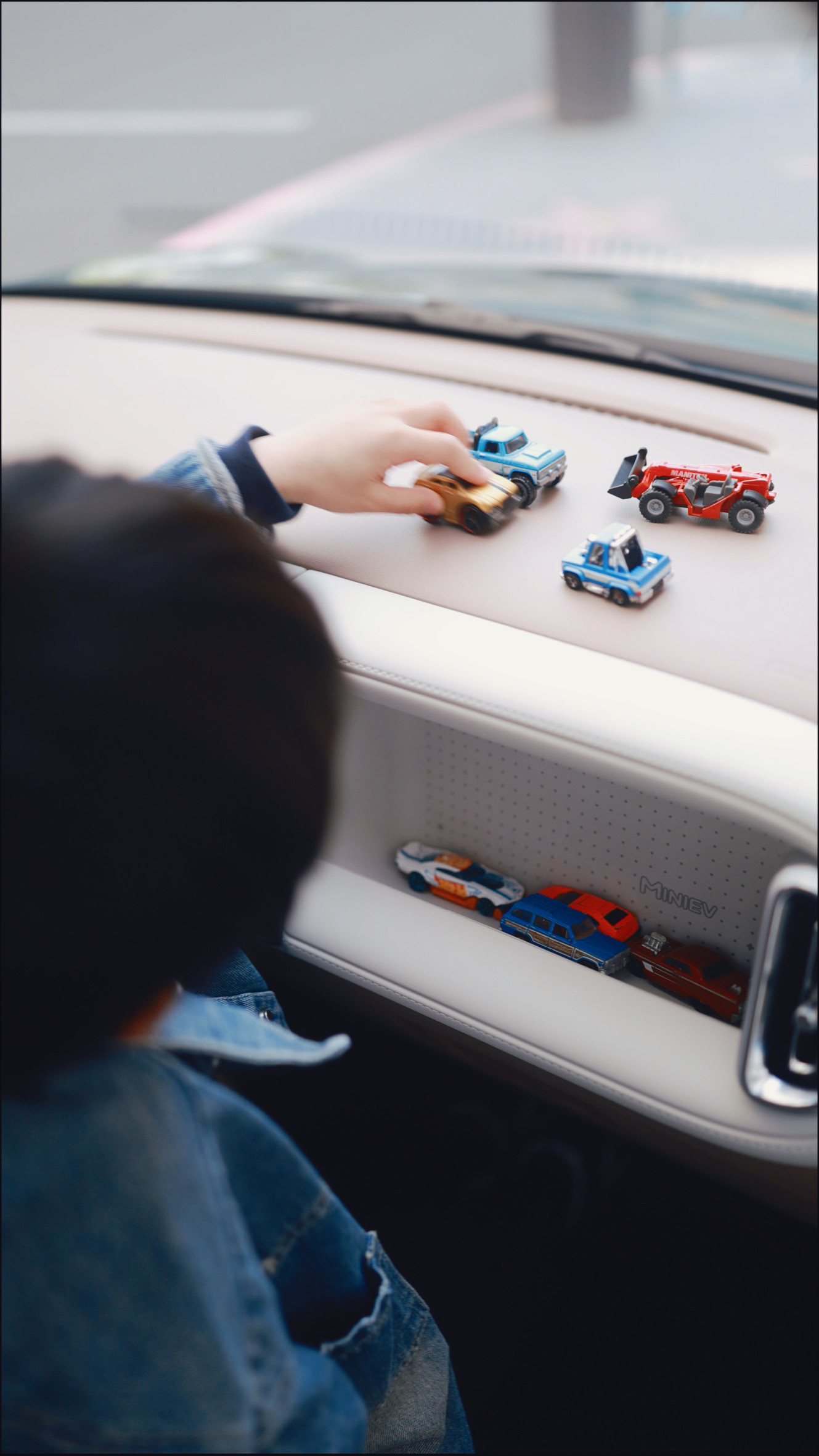 今日拍摄第五代宏光MINIEV驾驶质感比老款又提升了，副驾有一个可以放手办、玩