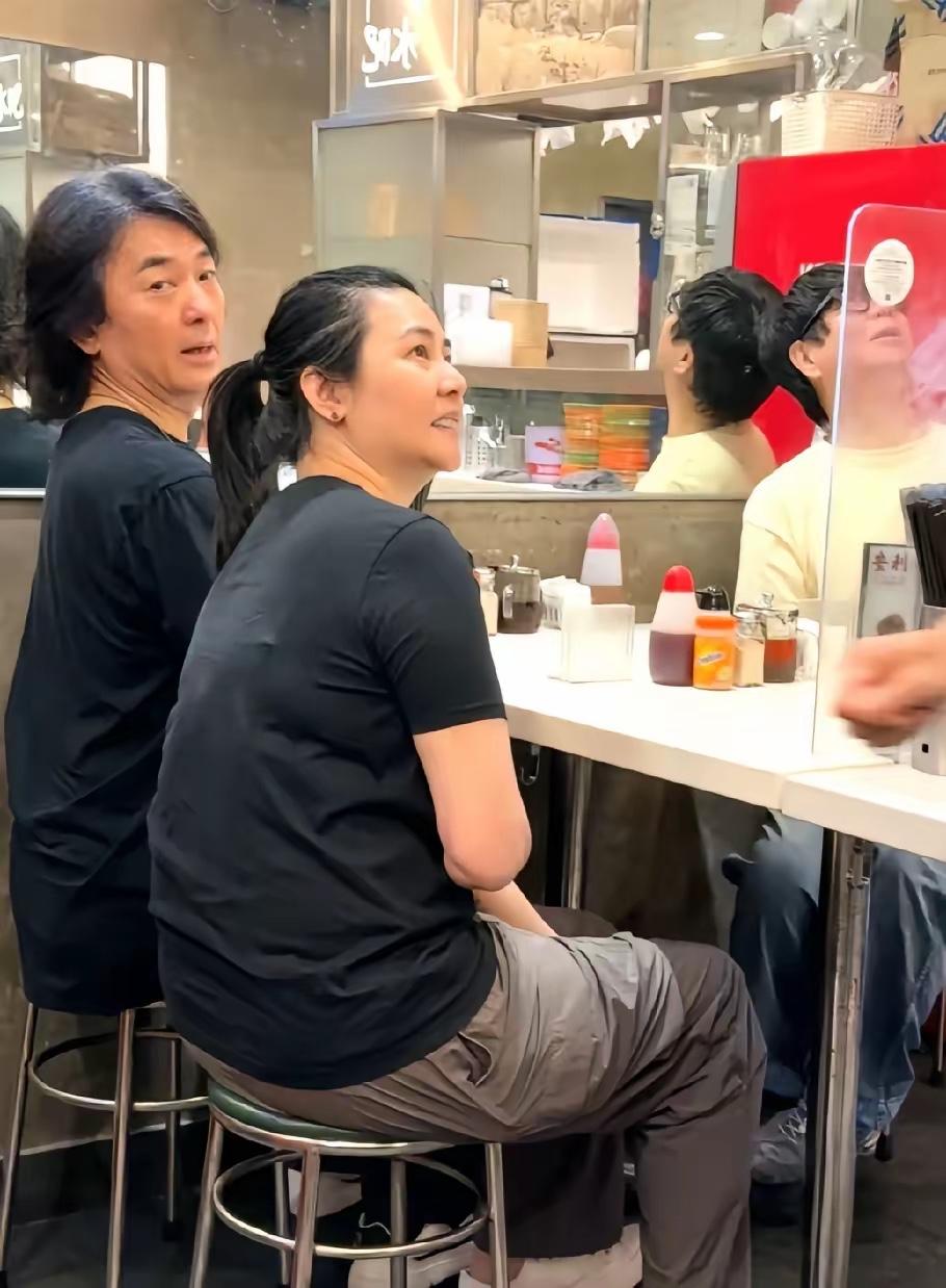 郑伊健和蒙嘉慧两夫妻外出吃饭很接地气，一点明星的架子也没有。之前有网友在筲箕