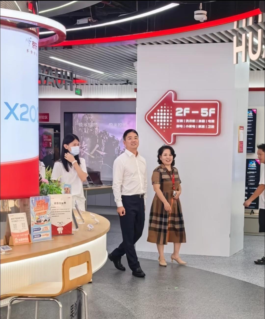 刘强东现身宿迁城市旗舰店参观，边走边跟欢呼的店员，顾客打招呼。这次回宿迁别的不
