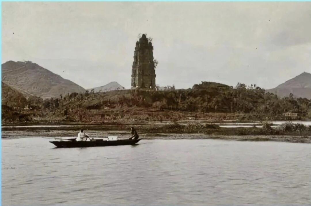 图一是1910年拍摄的杭州西湖边的“雷峰塔”；图二是现在拍摄的“雷峰塔”！时光流