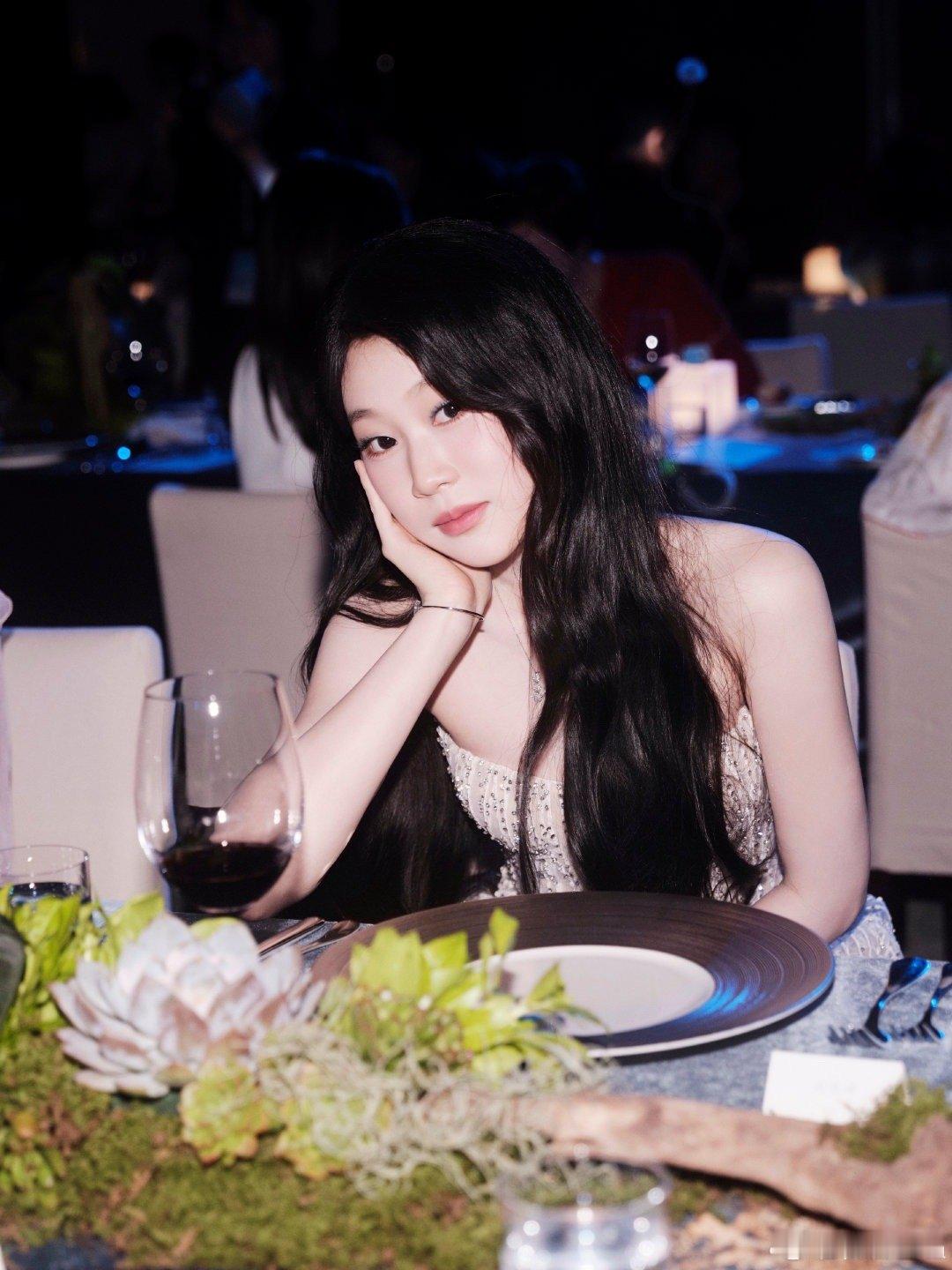 沈佳润今年跨年可忙坏了舞台是对童星最好的成人礼。看着沈佳润在聚光灯下自信歌唱的