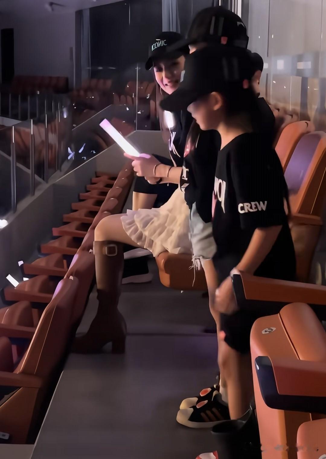 郭富城在深圳开演唱会，方媛带着娘家爸妈现身，老郭的岳父坐在最后一排挥舞荧光棒，笑得双下巴都出来了，岳