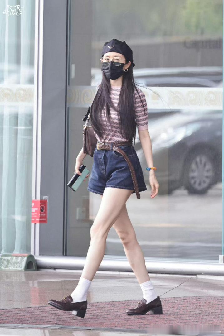 杨幂辣妹回归盛夏已至不知道这个夏天又可以欣赏到多少套辣妹幂式穿搭