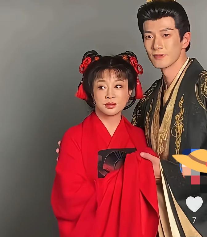 75岁的刘晓庆演18岁少女，看那嘴唇，肿大大的，还有一条线，吓人吧。导演为什么用