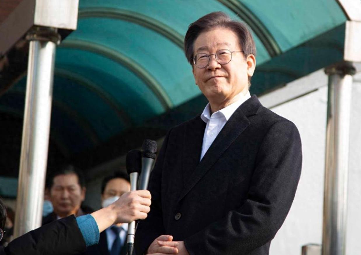 “以前靠大哥，现在看银行卡——余额够了，谁还看脸色？”最近韩国总统李在明在4月