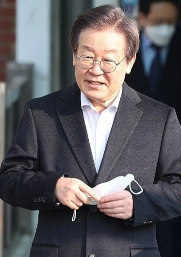 李在明似乎有些不务正业，上任这么久了，除了清算尹锡悦之外，也没干成什么大事。就连