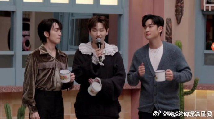 直播难免有小状况，汪苏泷的处理方式太圈粉了。他的演唱依旧稳定，嗓音里的故事感让人