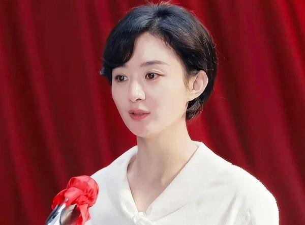 赵丽颖在《小城大事》的演技，空洞呆滞支离破碎！其实她如今放空的演技，也不是这