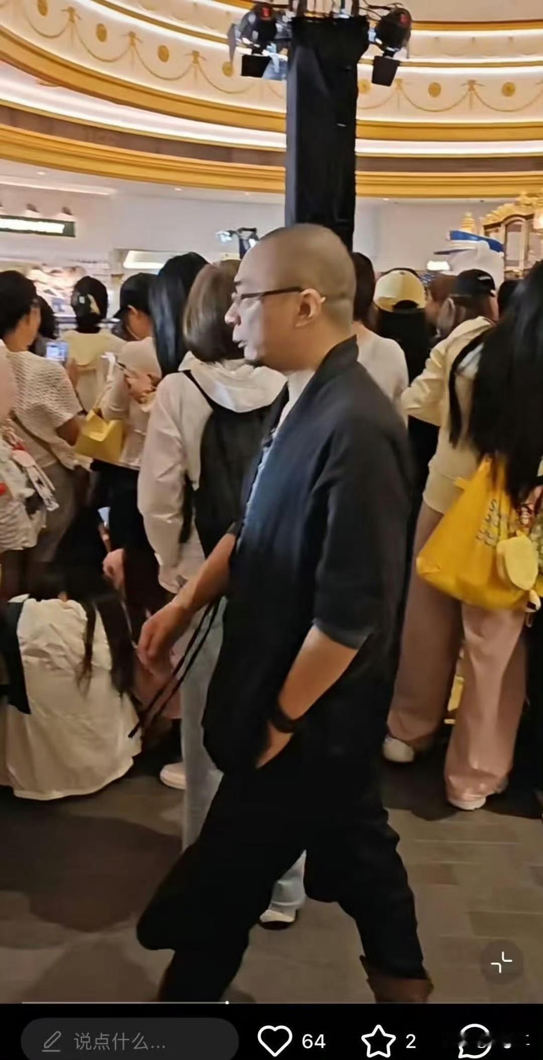 哈哈哈，兰晓龙就这样默默地从人群背后走过[笑着哭]酷酷的又很松弛[呲牙笑]孔笙导演