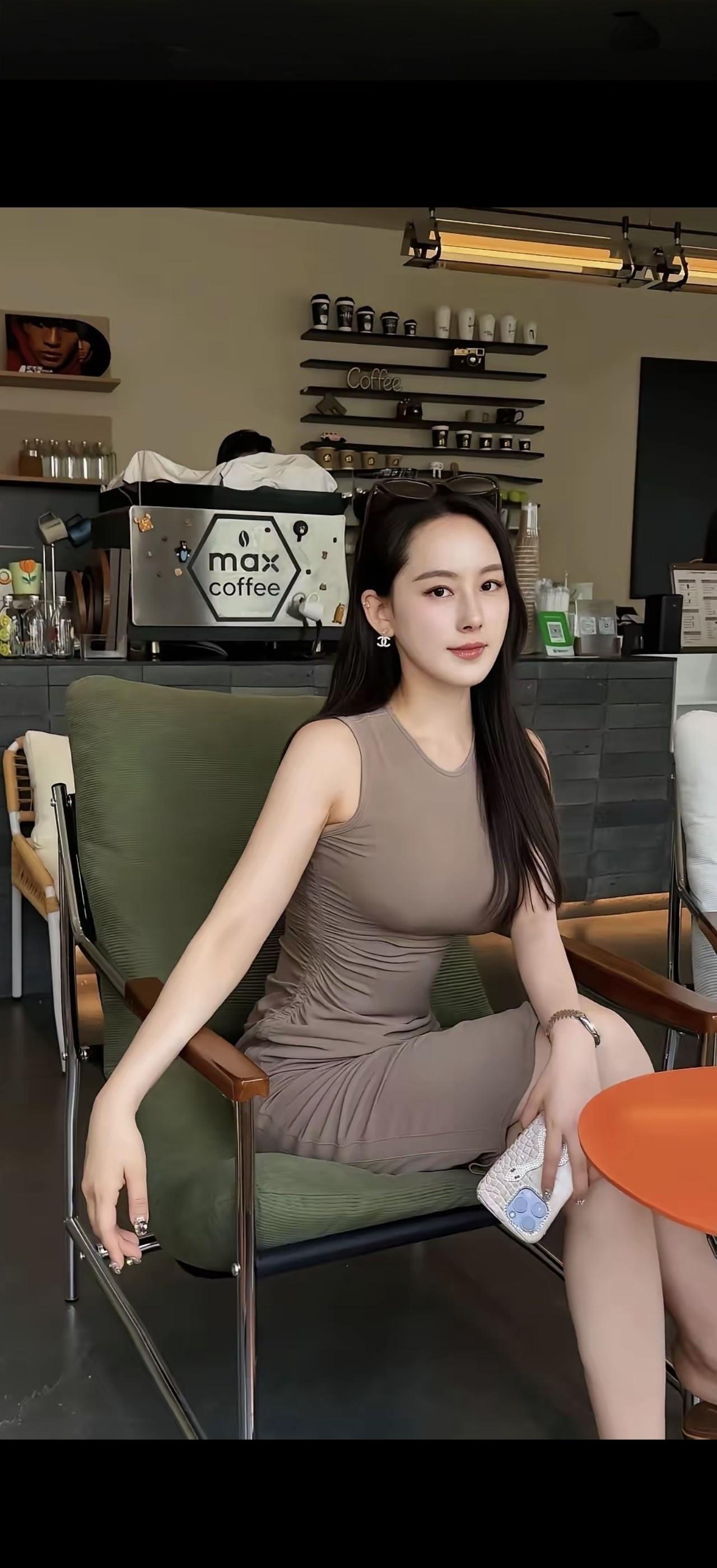 绿椅倚香茗，咖啡话悠长。