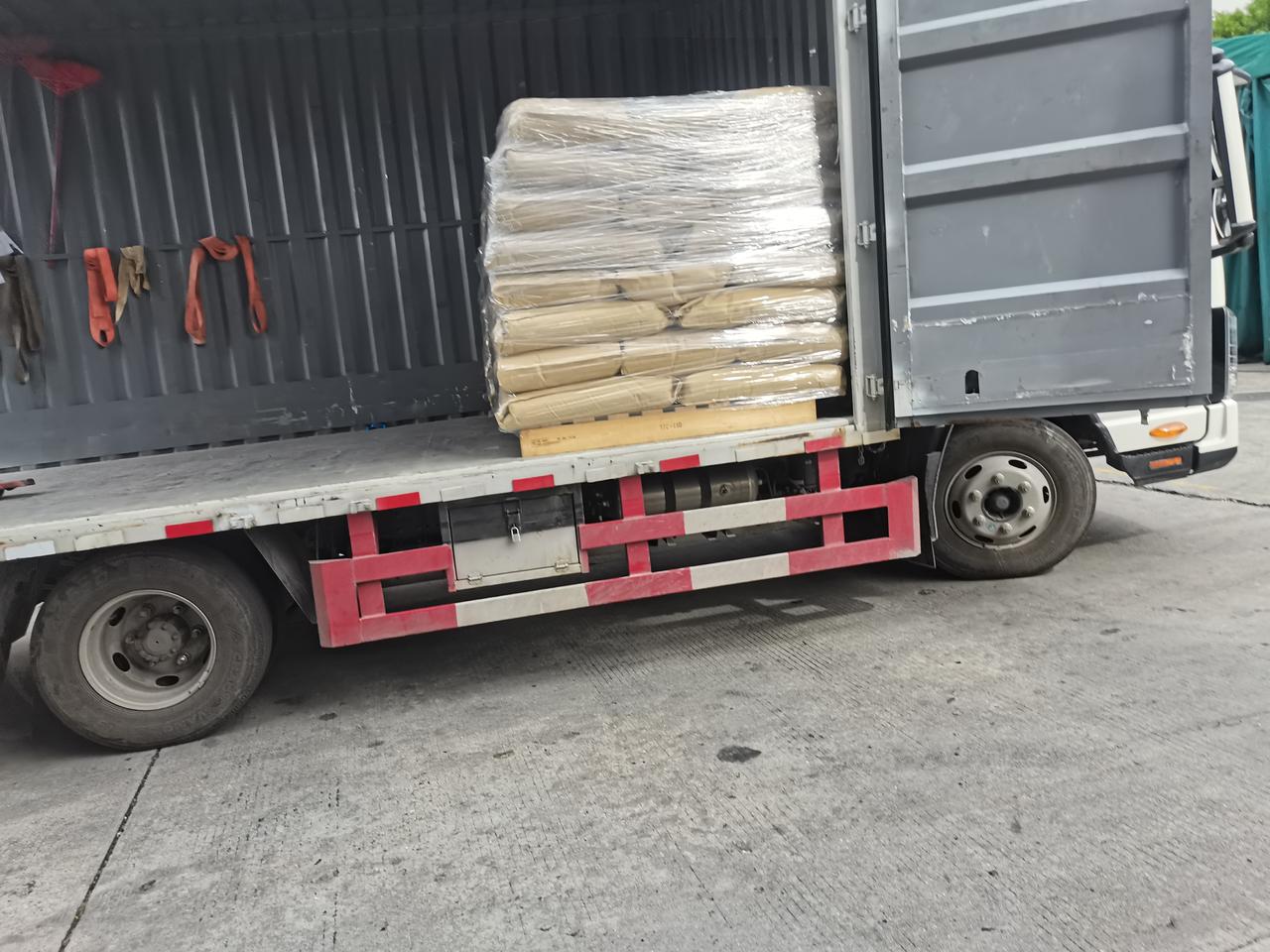 货拉拉打电话给这公司负责人下的单卸货，已超过下班时间10来分钟了，公司的负责人在