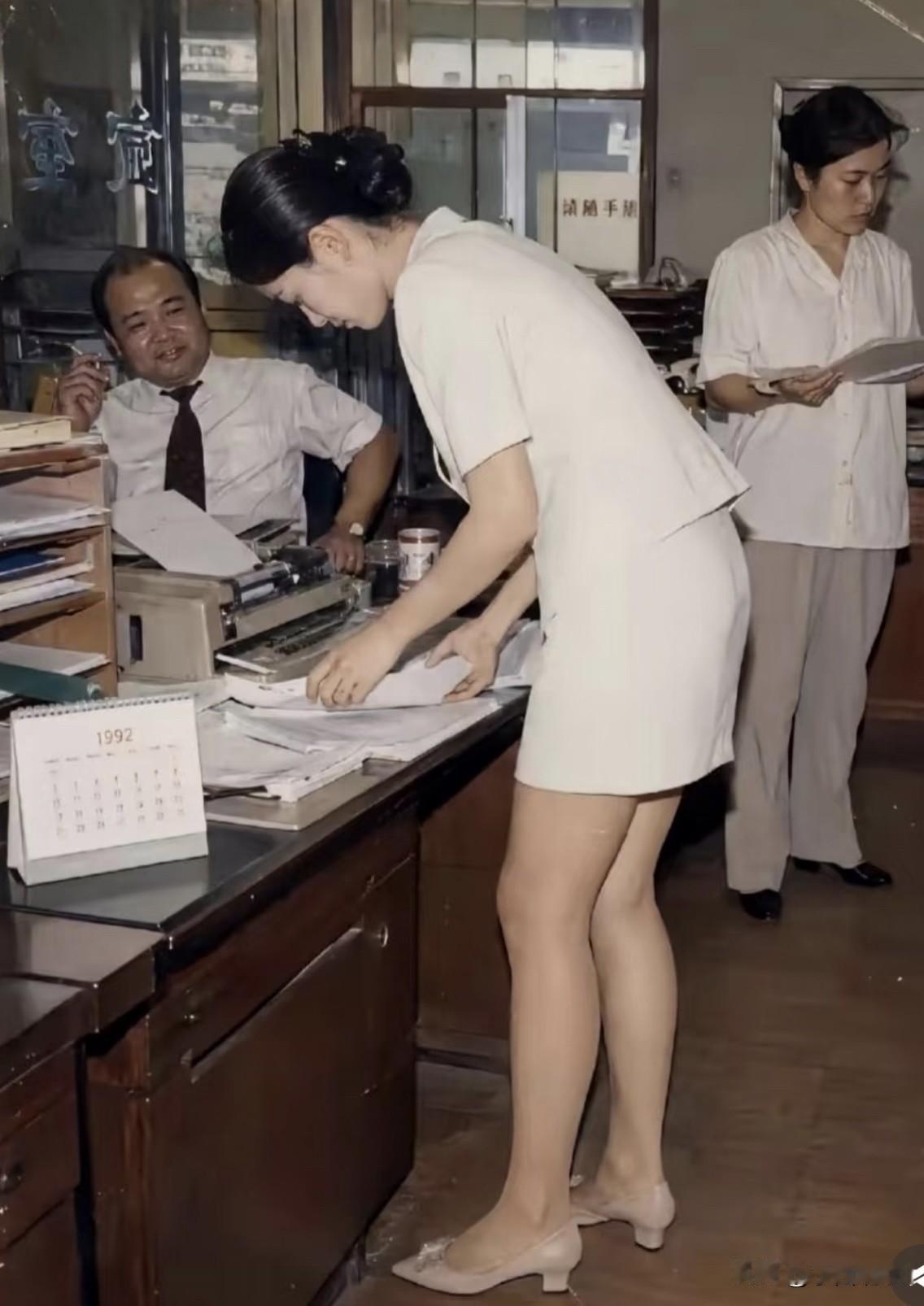 哇，看看台历，那个年代能有这样的穿着打扮，这单位一定很牛叉吧？这些人的工资待遇肯