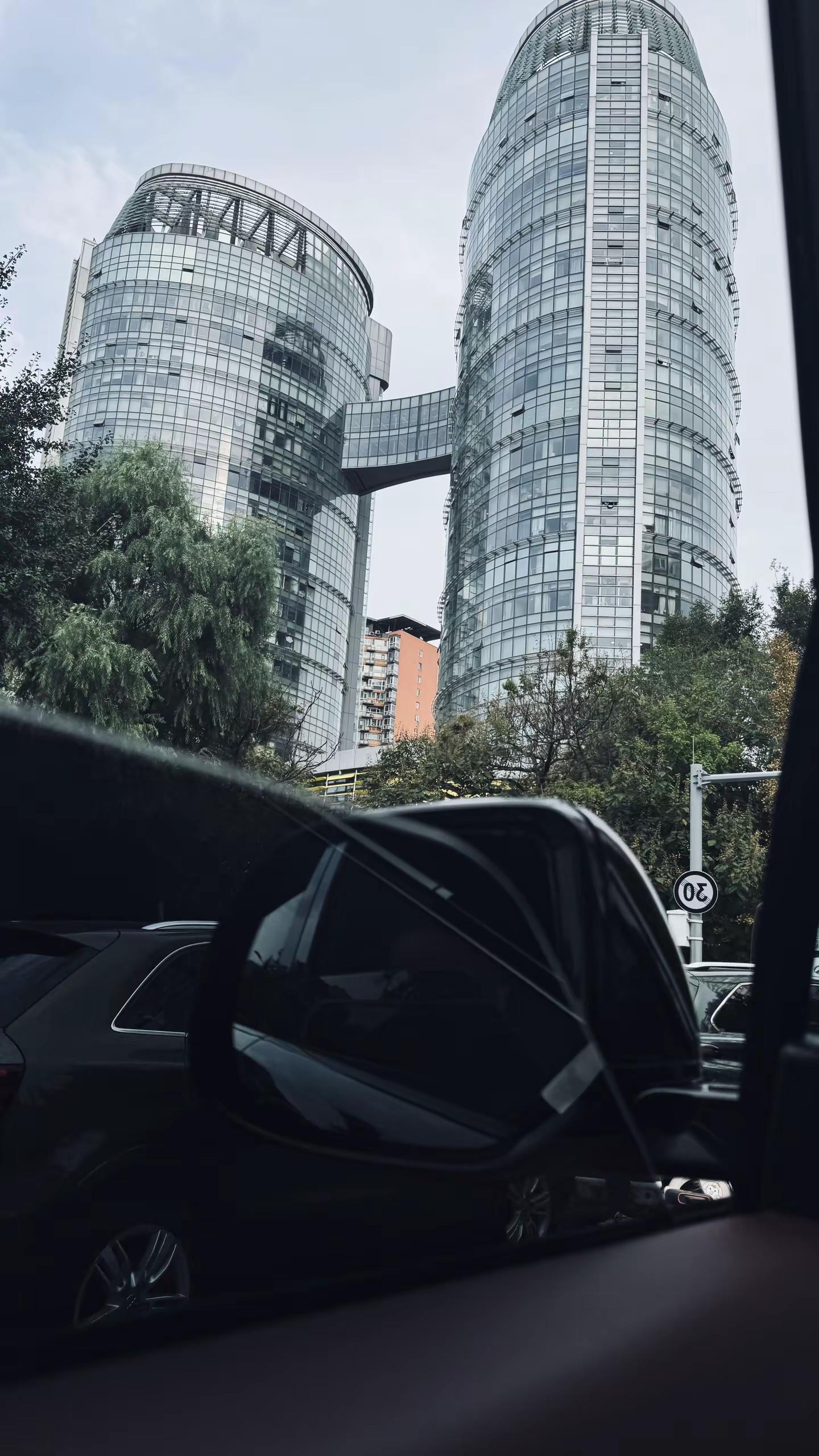 我说我去接你，你说你不坐破路虎路虎揽胜00后揽胜运动年轻气盛路虎揽胜