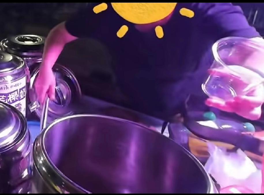 一个200毫升的一次性杯子，一杯绿豆沙竟然要10块钱！直接颠覆了我对路边摊的固有