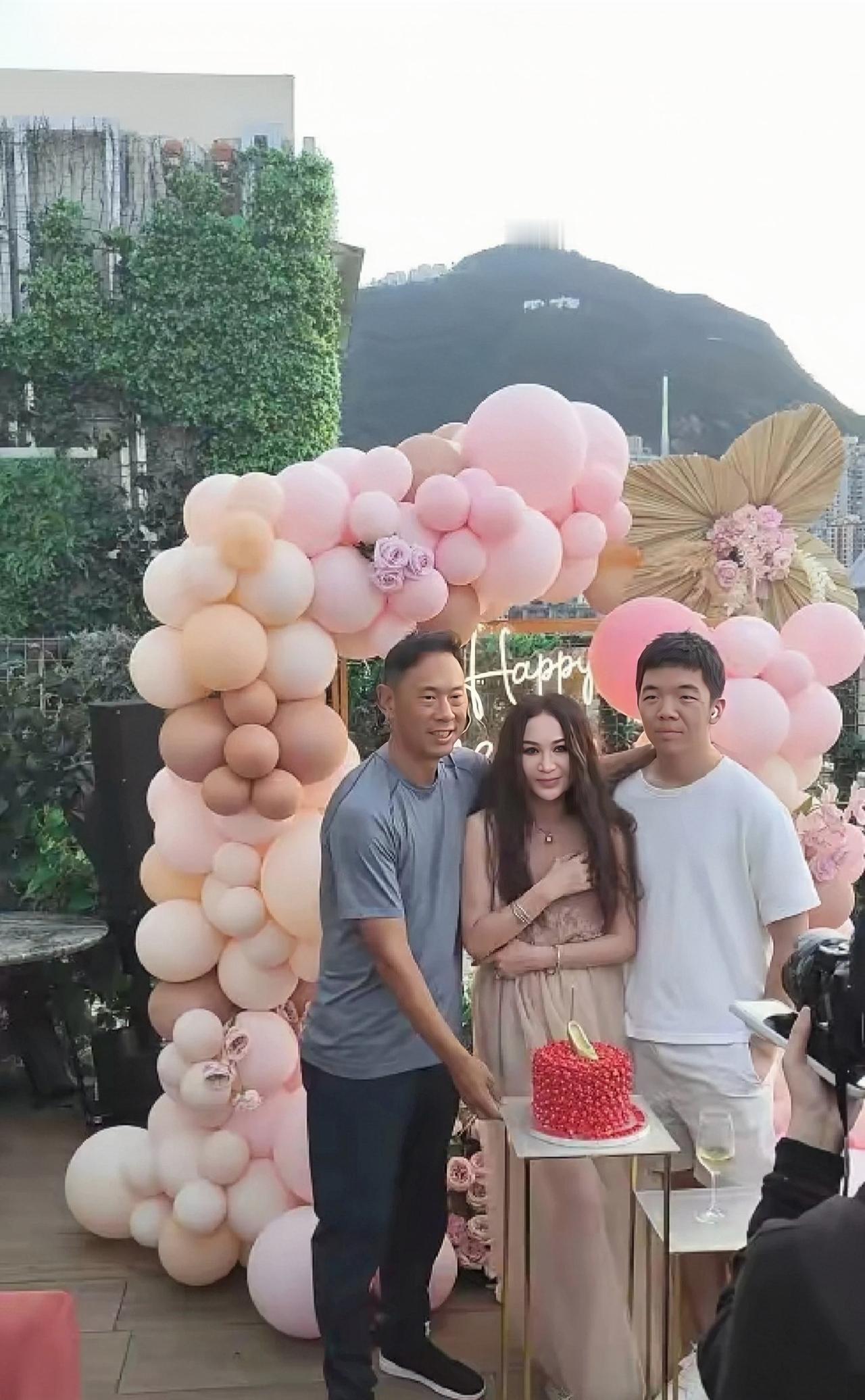 近日，温碧霞庆59岁的生日，老公何祖光在户外为她举办了一场浪漫的生日派对。温