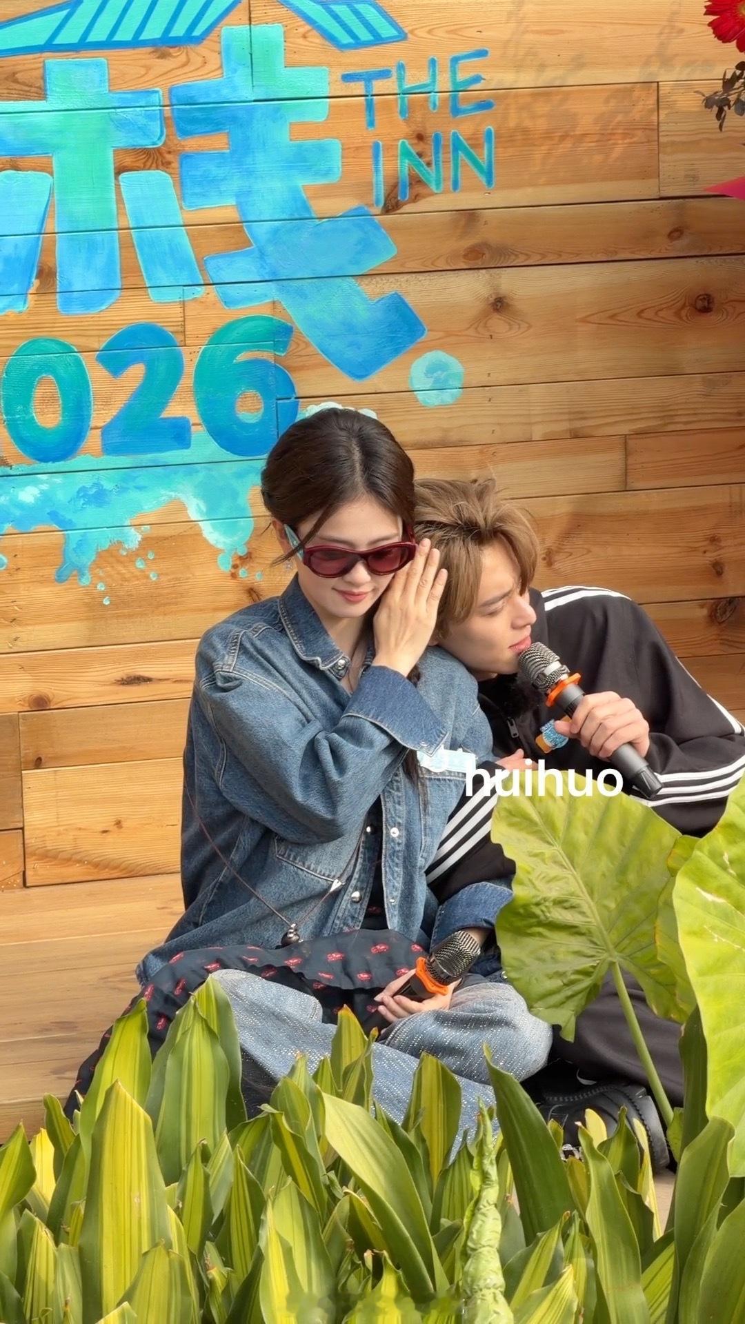 我不行了哈哈哈哈哈王鹤棣依偎在白鹿肩上白鹿王鹤棣霸总的姐娇羞的弟