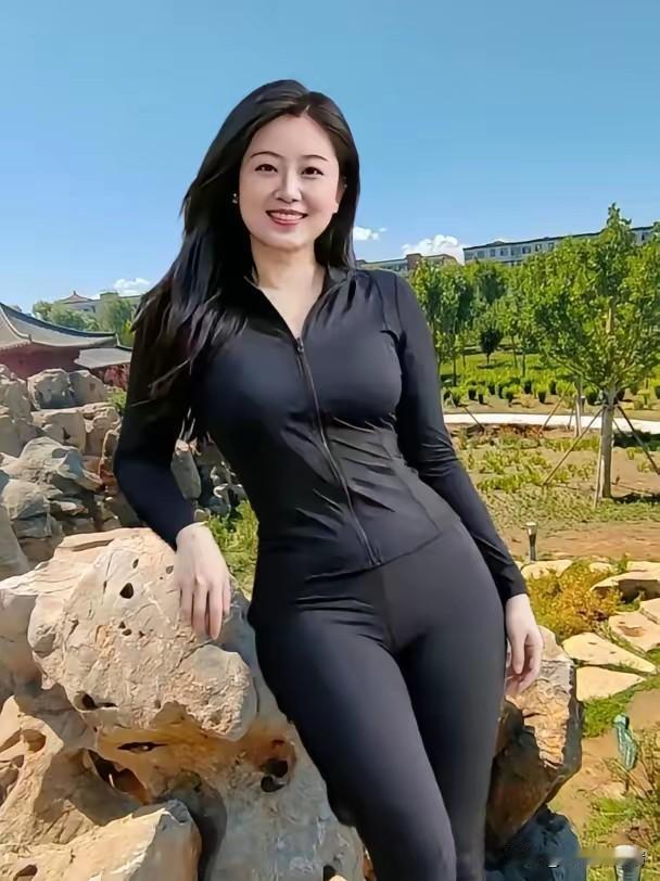 请用一句话概括下，什么是快乐？快乐是清晨第一缕阳光穿过窗帘缝隙，恰好落在你刚