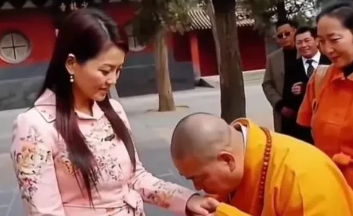 李湘采访释永信的时候，释永信的一个举动令李湘不悦，那就是吻手礼。释永信看到当