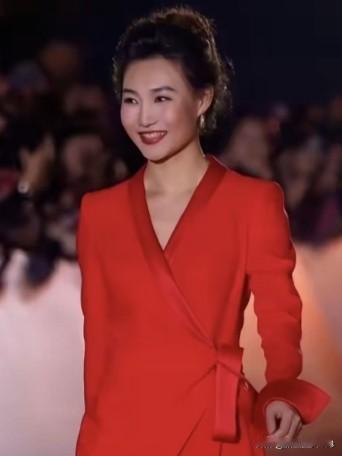 聚光灯下，她端庄优雅，出口成章；镜头背后，她坚韧果敢，温柔有力量。她用智慧与才情