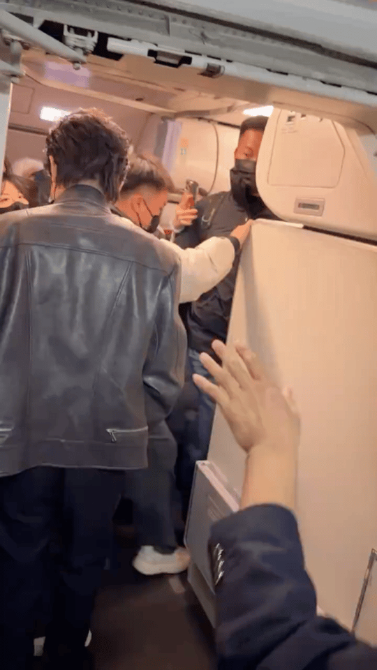 后退半步这个动作真的……