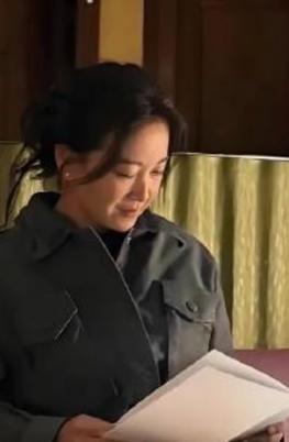 网友们，我今天刷到贾玲的高马尾照片，差点把手机给摔了。四十几的人，咋长的一张