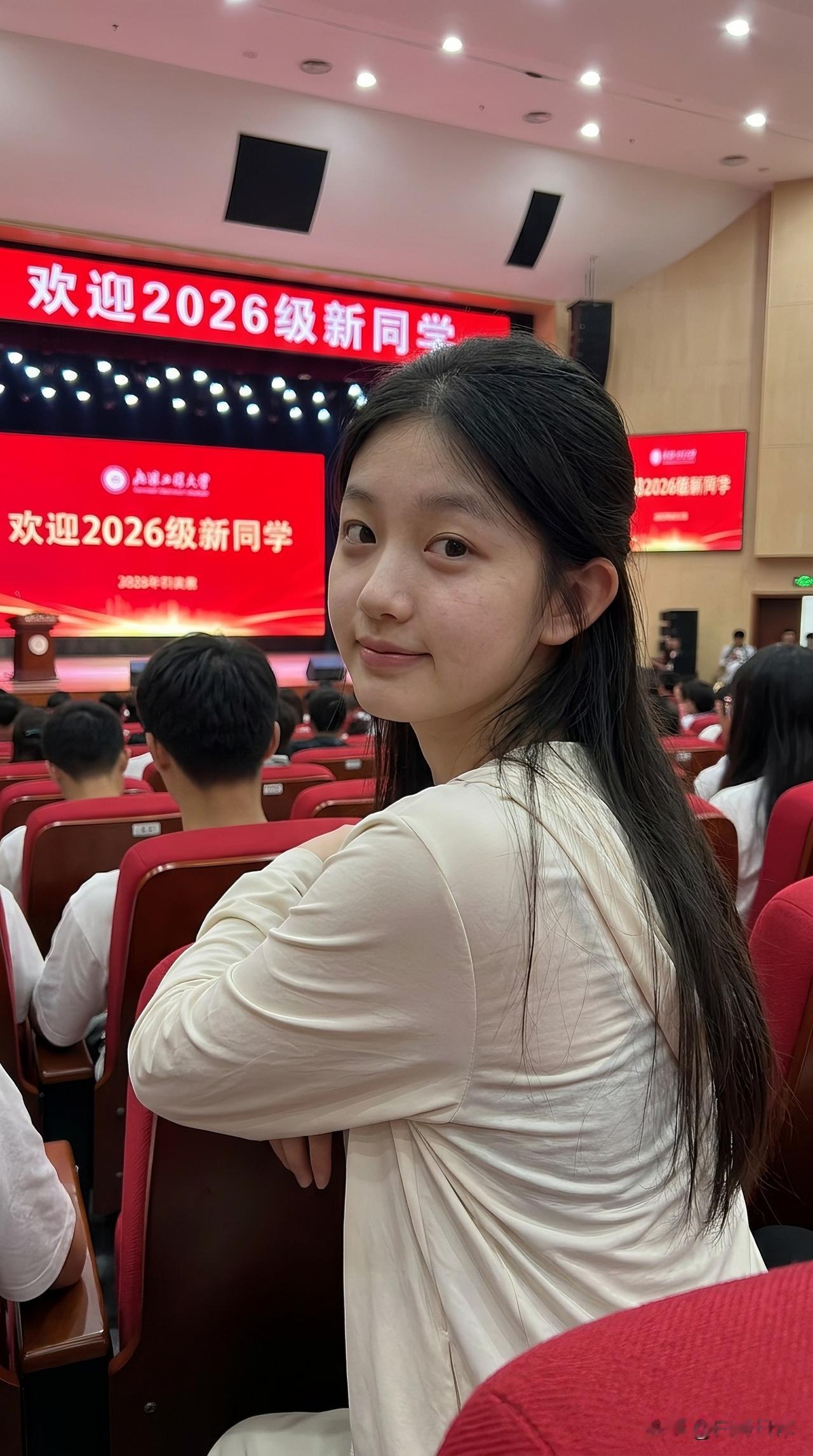 参加大一新生的开学典礼，说是来帮忙维持秩序，根本不用维持的，大家都很自觉的，一个