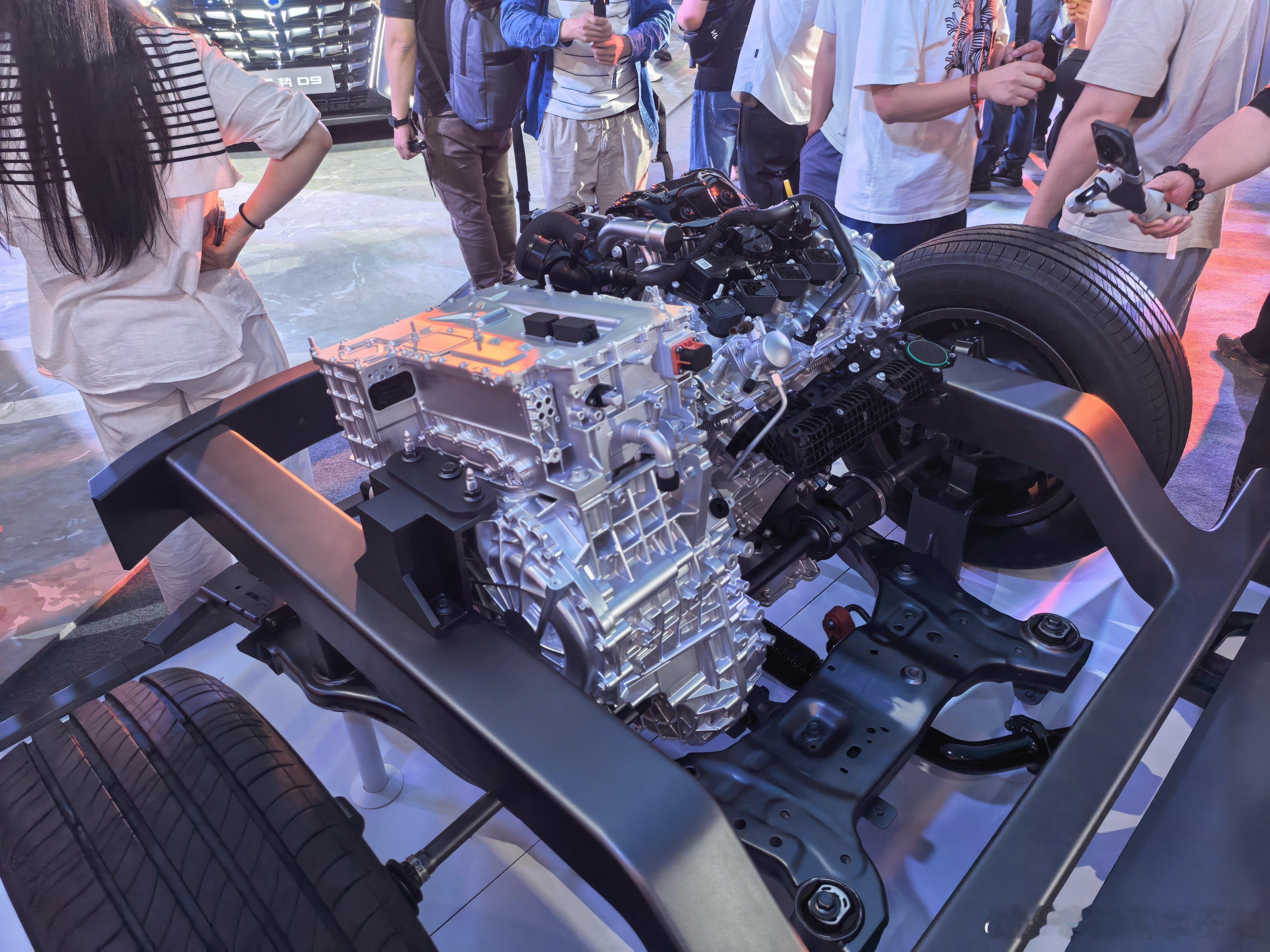 第二代腾势D9插混版针对尾喉和三元催化做了集成，所以这一次也有126L后备