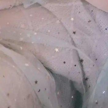 鞠婧祎珍珠腰链一夜刷屏，她以粉色纱裙搭配多层珍珠腰链惊艳亮相，瞬间成为全网热议的