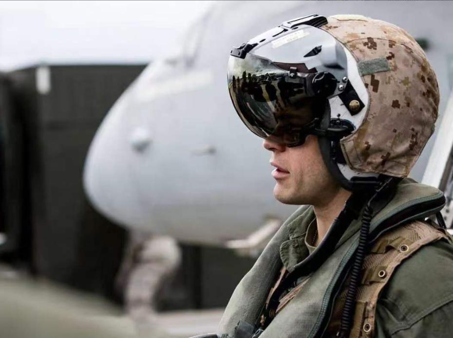 很多人不理解说，说美国为什么要冒险去营救飞行员，万一为了救1个人而陷进去更多人怎