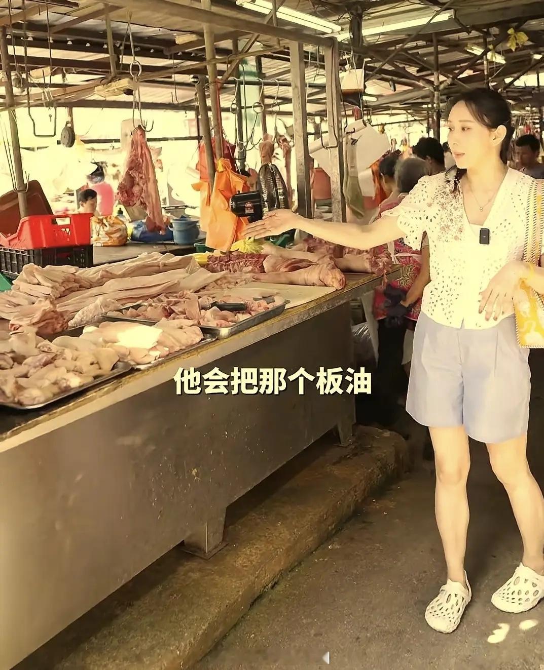 胡静现身吉隆坡菜市场，47岁的她身材好纤细，当地商贩都不认识她！