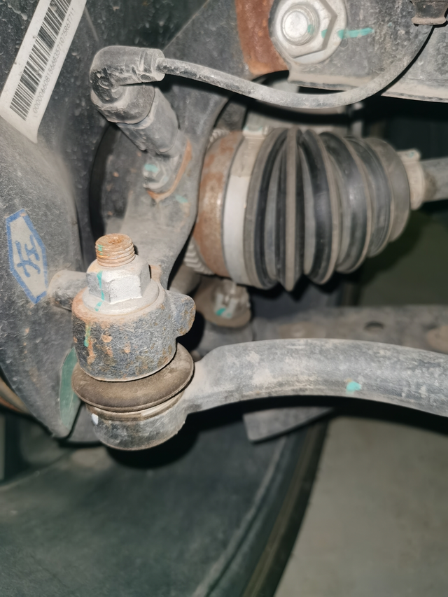 2025帝豪刚满三个月看胎压得时候发现两个前轮这些地方生锈两边都一样