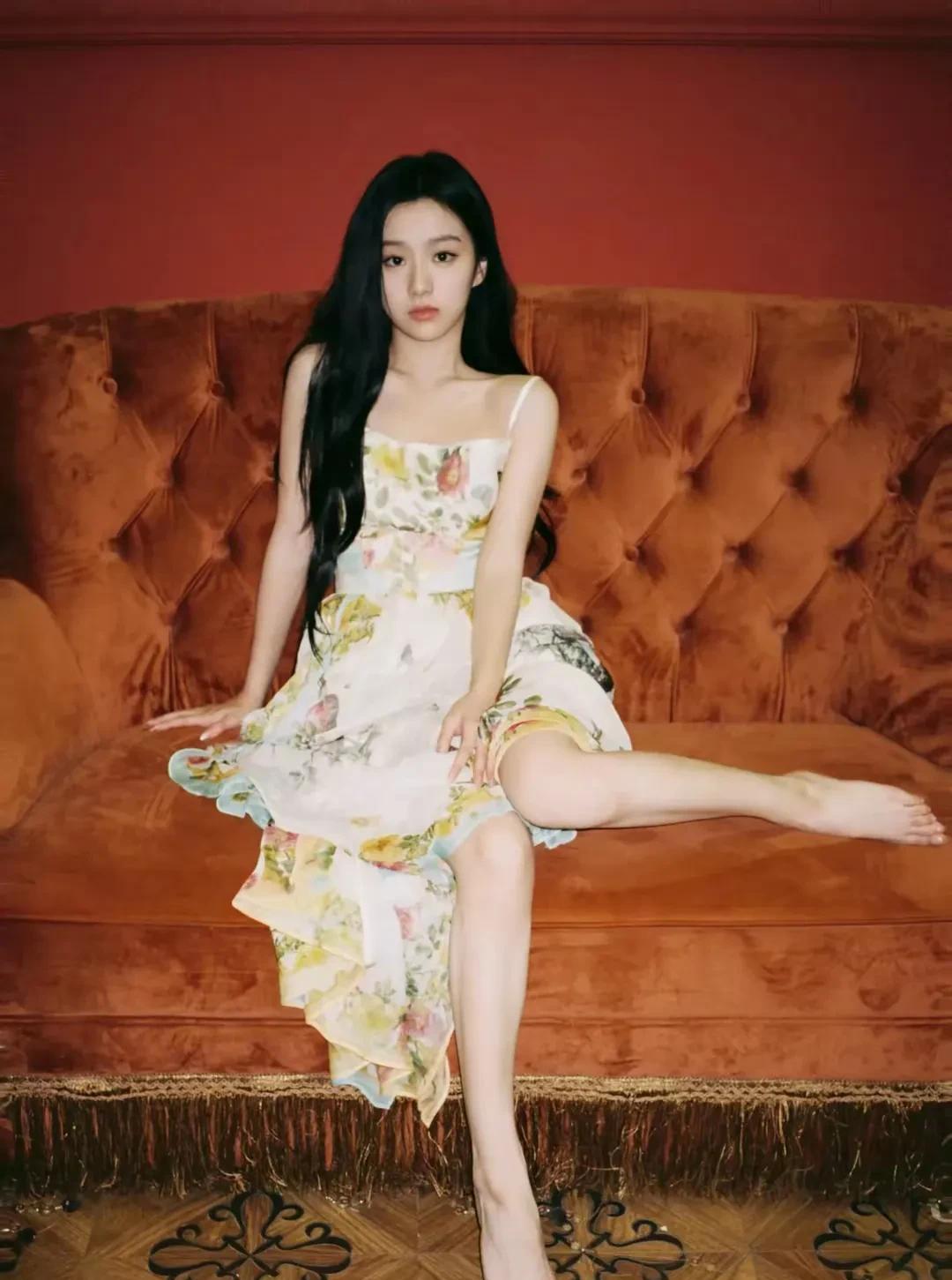 22岁的包上恩，对她那双如美玉雕琢的脚丫与纤细小腿满是自信。阳光下，她轻踏着步伐