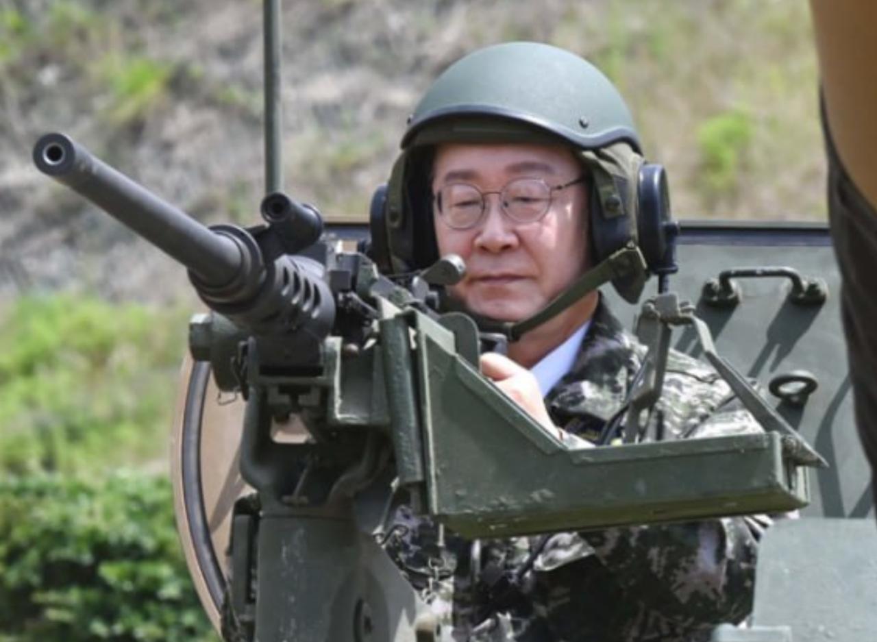极罕见一幕发生：韩国总理离华当天，李在明突然穿着防弹衣警告中国！ 2026年