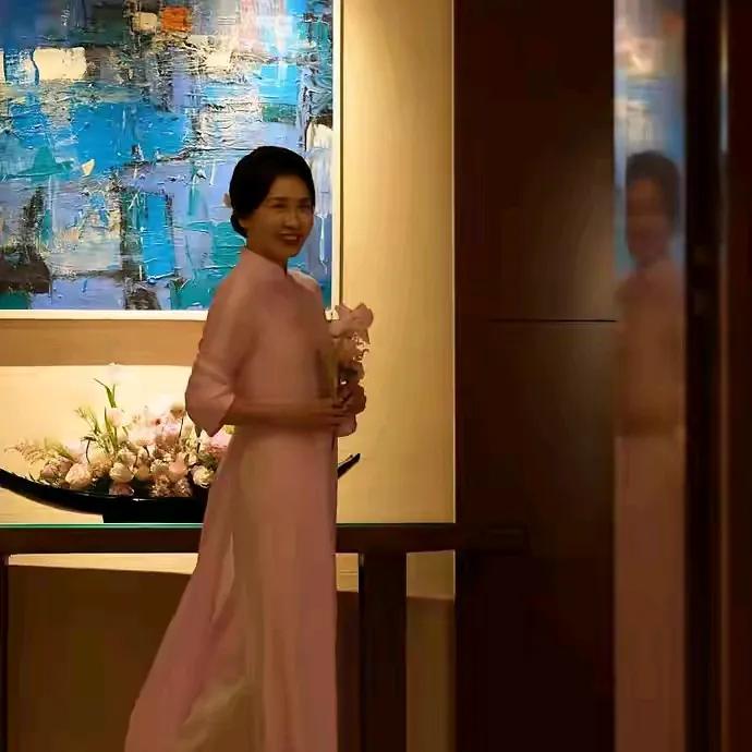 李在明媳妇金惠景在越南又露脸了。人长得娇俏贤惠穿什么都提神，她这次穿的是越南第