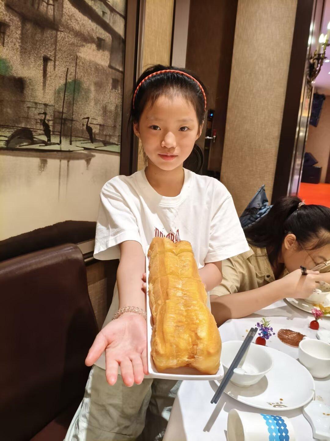 今天去吃了个早茶，结果那油条比我的手臂还粗，下次可以带个卷尺去，量量这到底是几号