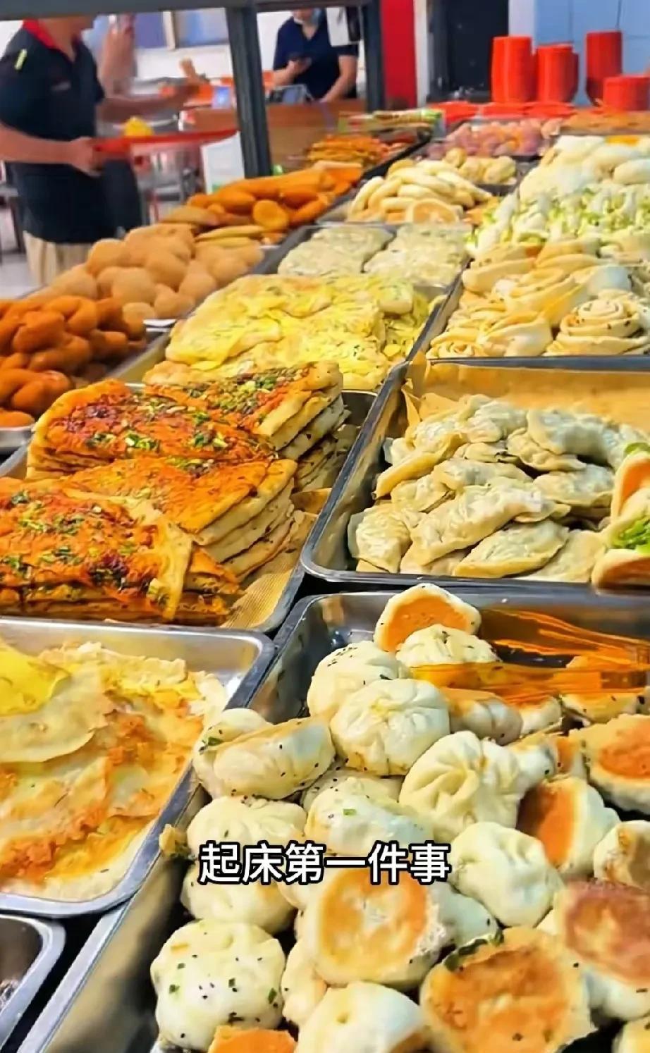 难以置信，哇哈哈的免费食堂竟然如此丰盛。早餐各种面食应有尽有，从生煎、蒸饺、花