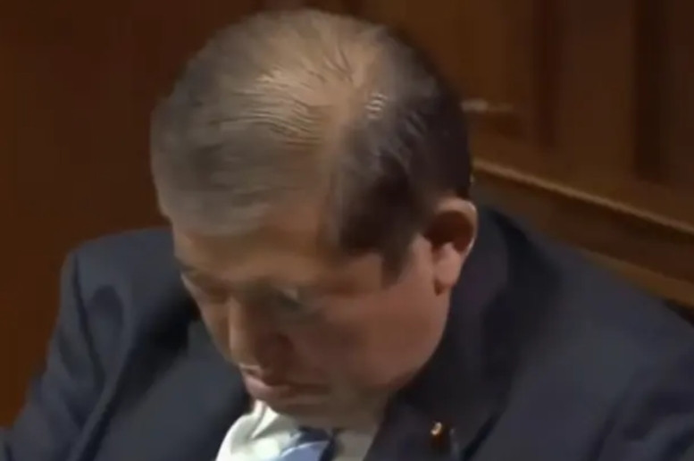 目前最难受的人当属石破茂。因高市早苗支持率不足，上位首相恐成泡影，如同提前播种的