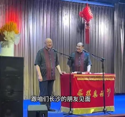 【著名相声演员陈寒柏罕见露面，为同门站台，你怎么看？】近日，著名相声演员陈寒柏