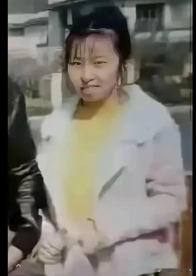 田媳妇老气横秋，才多少年龄的人啊，那法令纹随便怎么美颜也去不掉，下巴只有半截，