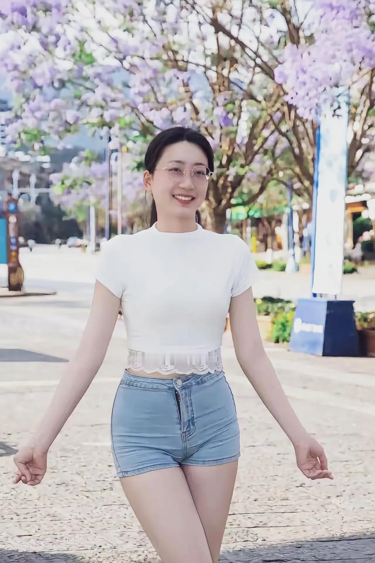 她是一个大方开朗的好女子，非常懂得爱。如果你喜欢，那就牵手吧…温柔大方姑娘温