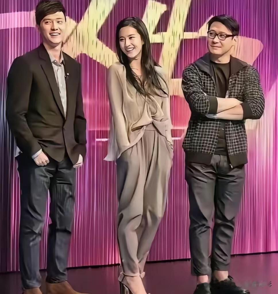 很少见的一张旧合照，三人同框。镜头里众人笑意坦荡，正是风光正好的时候，谁也预判不