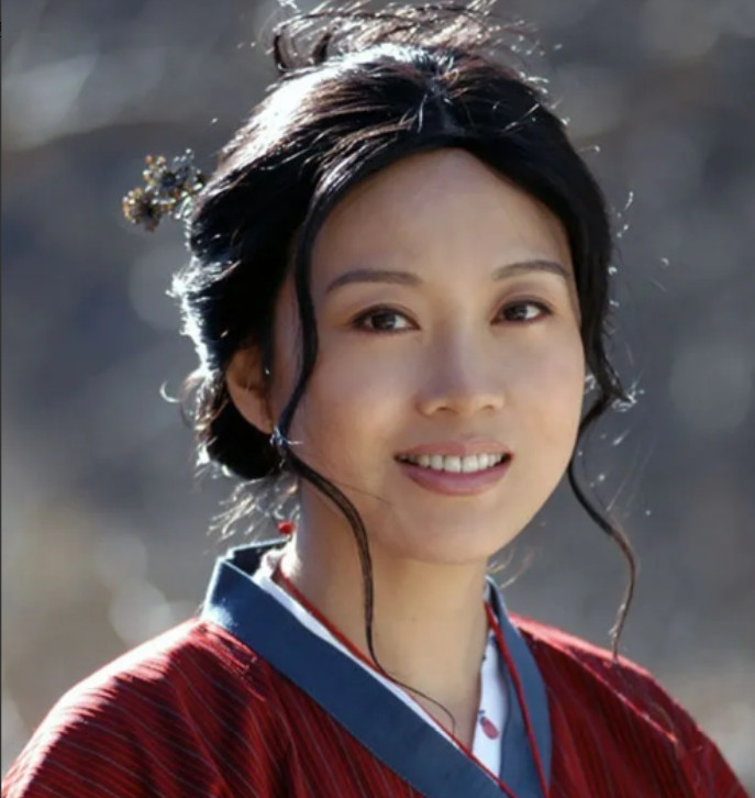 2004年，闫妮的丈夫邹伟突然提出离婚，他对闫妮说：“房子和车子都给你，100万