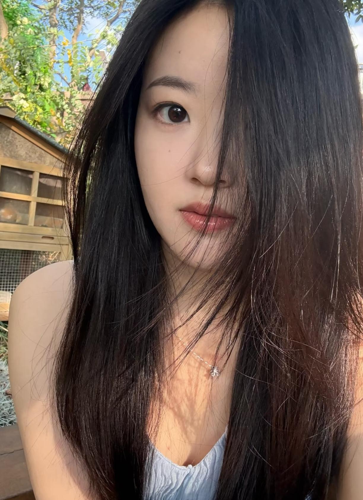 头发香香的女孩，散发特有的魅力。