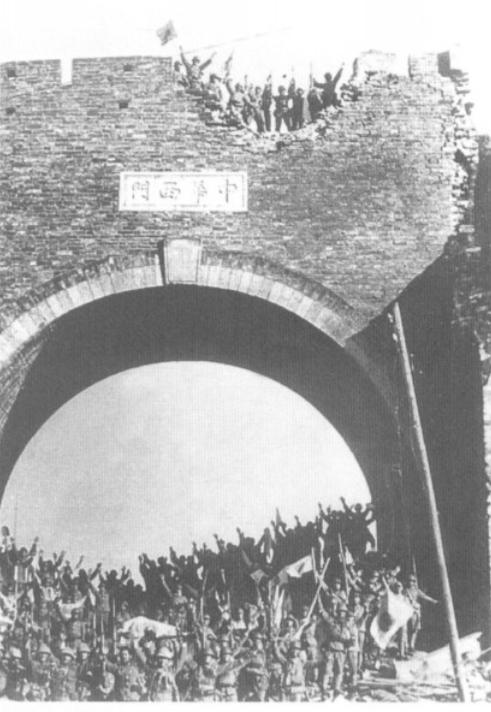 1937年12月，鬼子占领南京后随军摄影师拍摄的几张照片，鬼子们在欢呼胜利，而沦