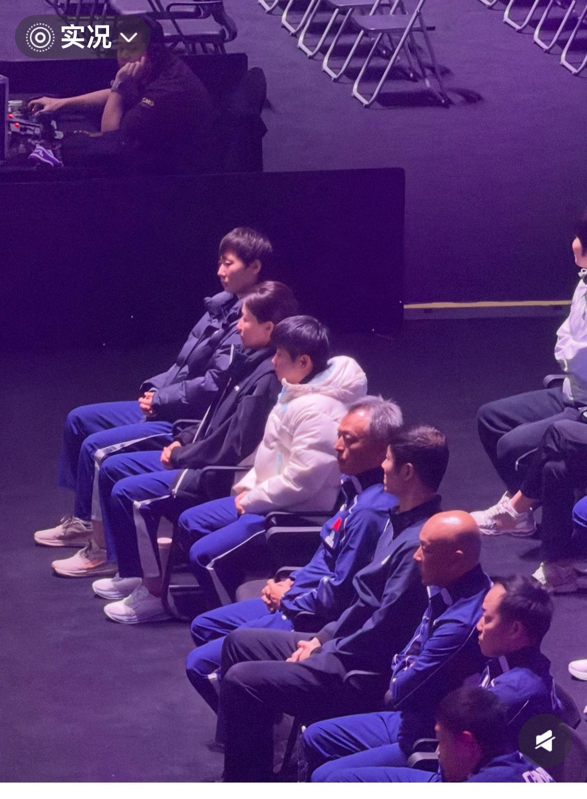 蒯曼VS张本美和——孙颖莎王曼昱等队友为蒯曼加油助威啦！3月15日，重庆冠